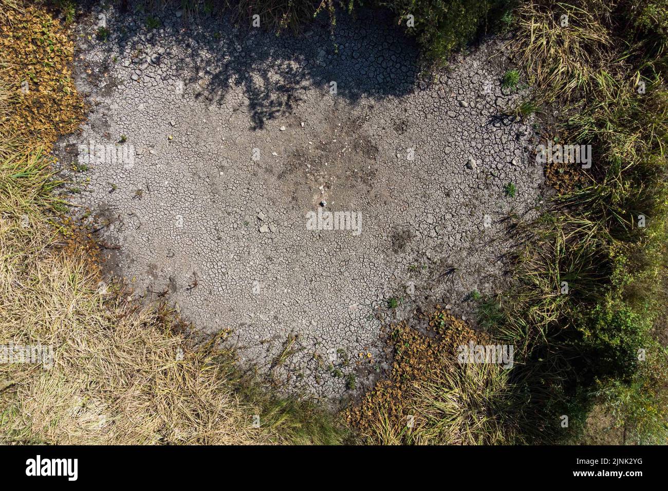 Forthampton, Gloucestershire August 12th 2022 - A dried up heart-shaped pond in the small historic hamlet of Forthampton in Gloucestershire which has been hit hard by drought conditions. Credit: Scott CM / Alamy Live News Stock Photo