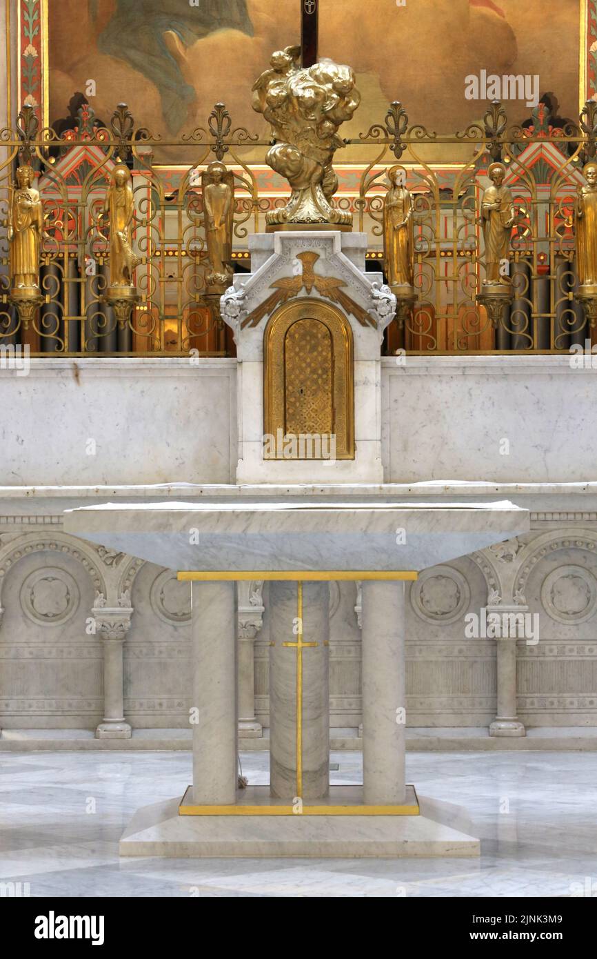 Tabernacle et autel. Eglise Saint-Clodoald. Saint-Cloud. Ile-de-France. France. Europe. Stock Photo