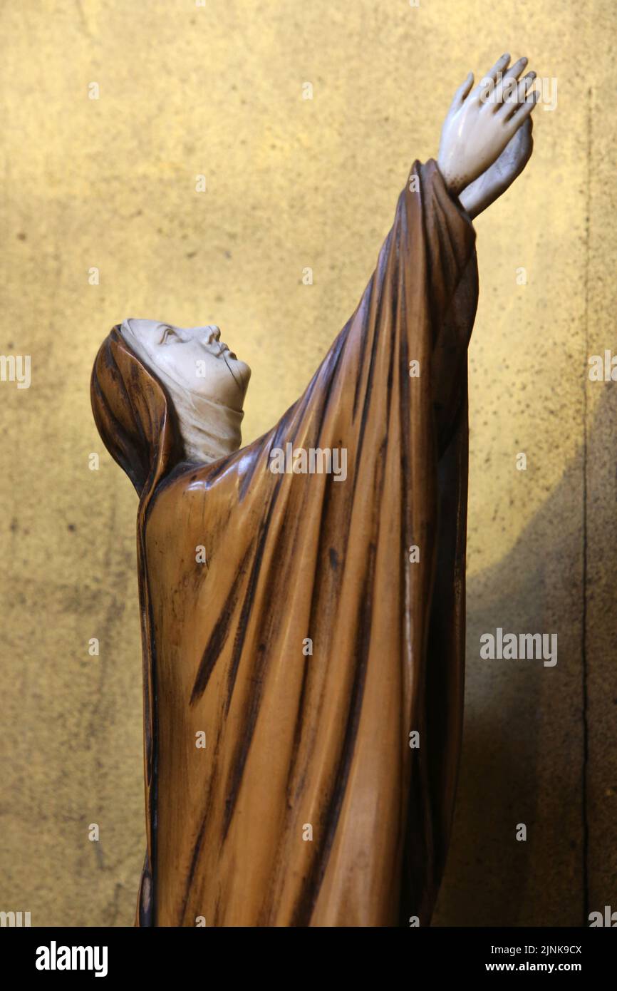 Sainte-Thérèse de Lisieux priant dans un cloître. Eglise Saint-Clodoald. Saint-Cloud. Haut-de-Seine. Ile-de-France. France. Europe. Stock Photo