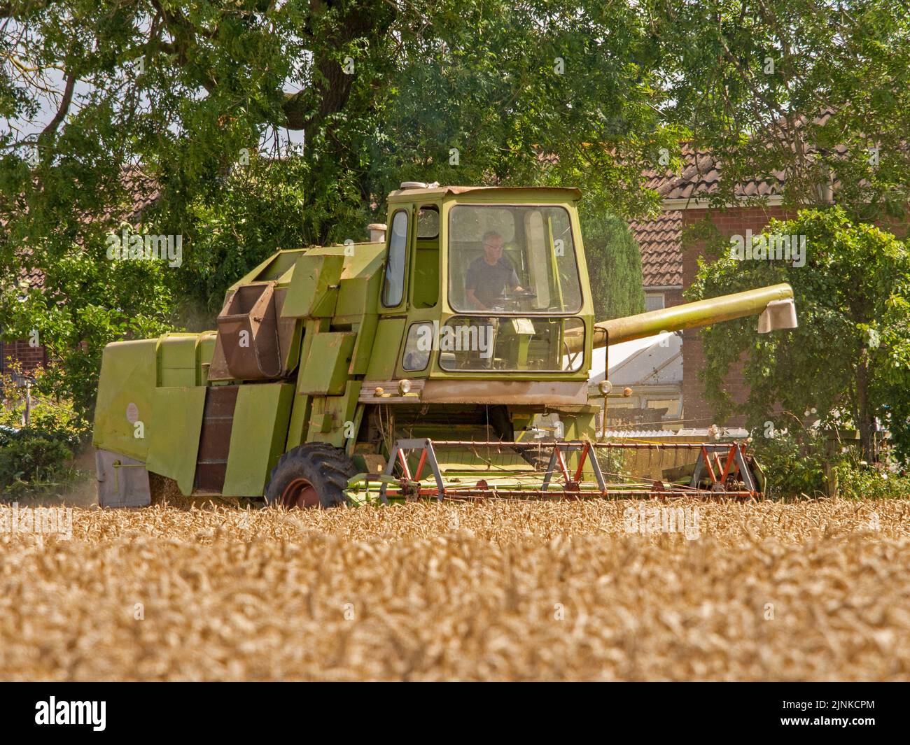 Pickumer Pickmere Cheshire, August 4th 2022. Farmer taking advantage of the very ...