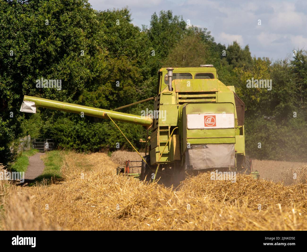 Pickumer Pickmere Cheshire, August 4th 2022. Farmer taking advantage of the very ...