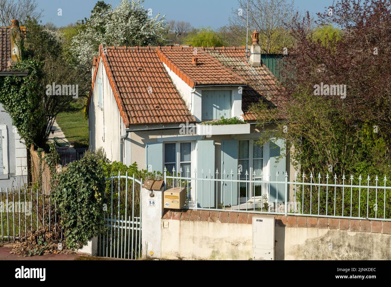 France, Loiret, Briare, small house near the canal // France, Loiret (45), Briare, petite maison proche du canal Stock Photo