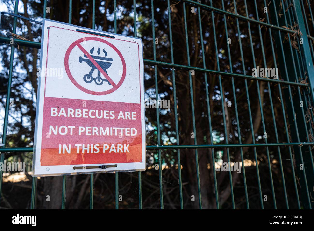 12 August 2022: Sign warning against BBQ Barbecue in a park, London, UK Stock Photo