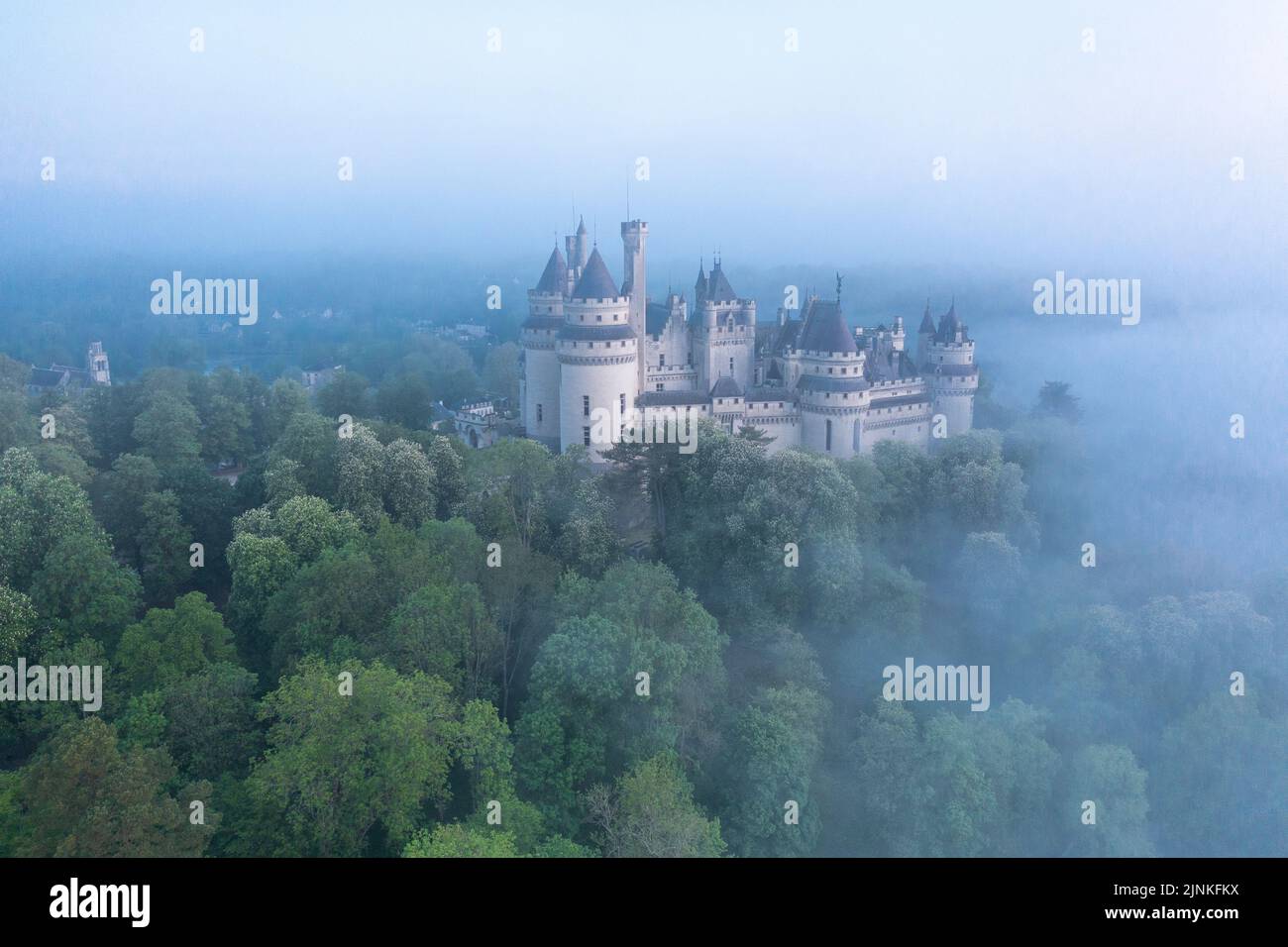 France, Oise, Picardie, Pierrefonds, Pierrefonds castle in the mist at sunrise (aerial view) // France, Oise (60), Picardie, Pierrefonds, le château d Stock Photo