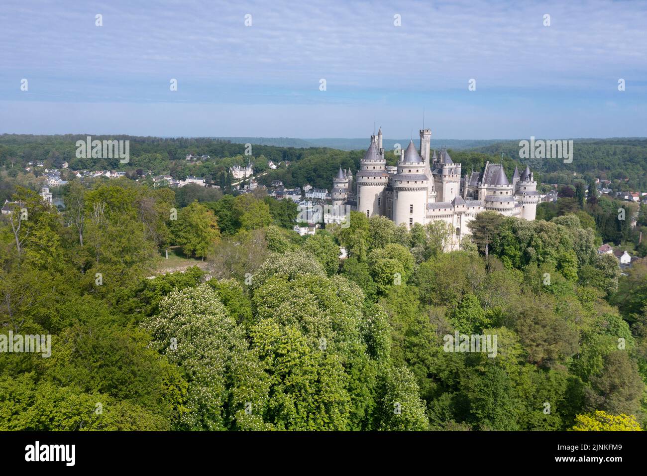 France, Oise, Picardie, Pierrefonds, Pierrefonds castle (aerial view) // France, Oise (60), Picardie, Pierrefonds, château de Pierrefonds (vue aérienn Stock Photo