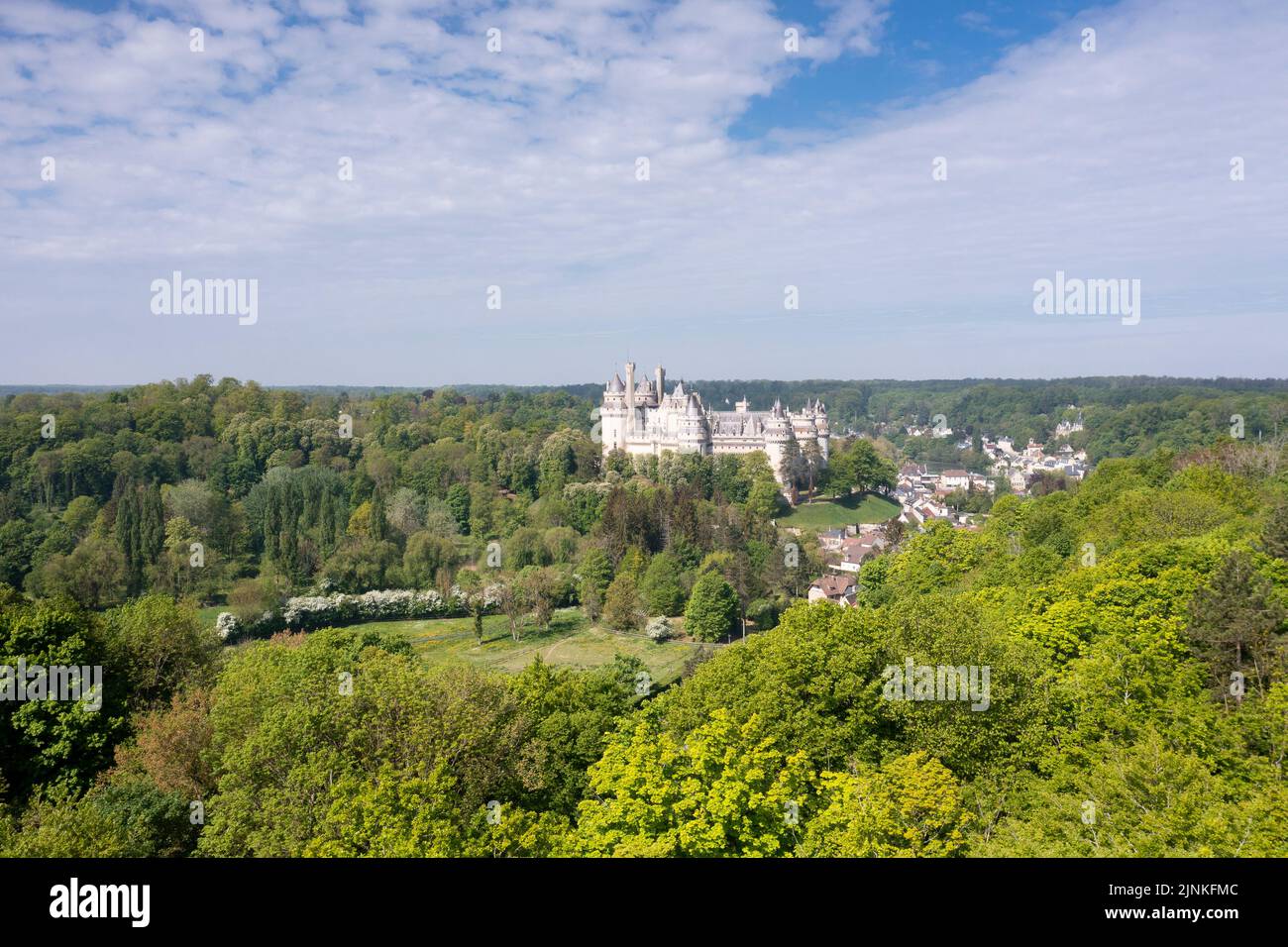 France, Oise, Picardie, Pierrefonds, Pierrefonds castle (aerial view) // France, Oise (60), Picardie, Pierrefonds, château de Pierrefonds (vue aérienn Stock Photo