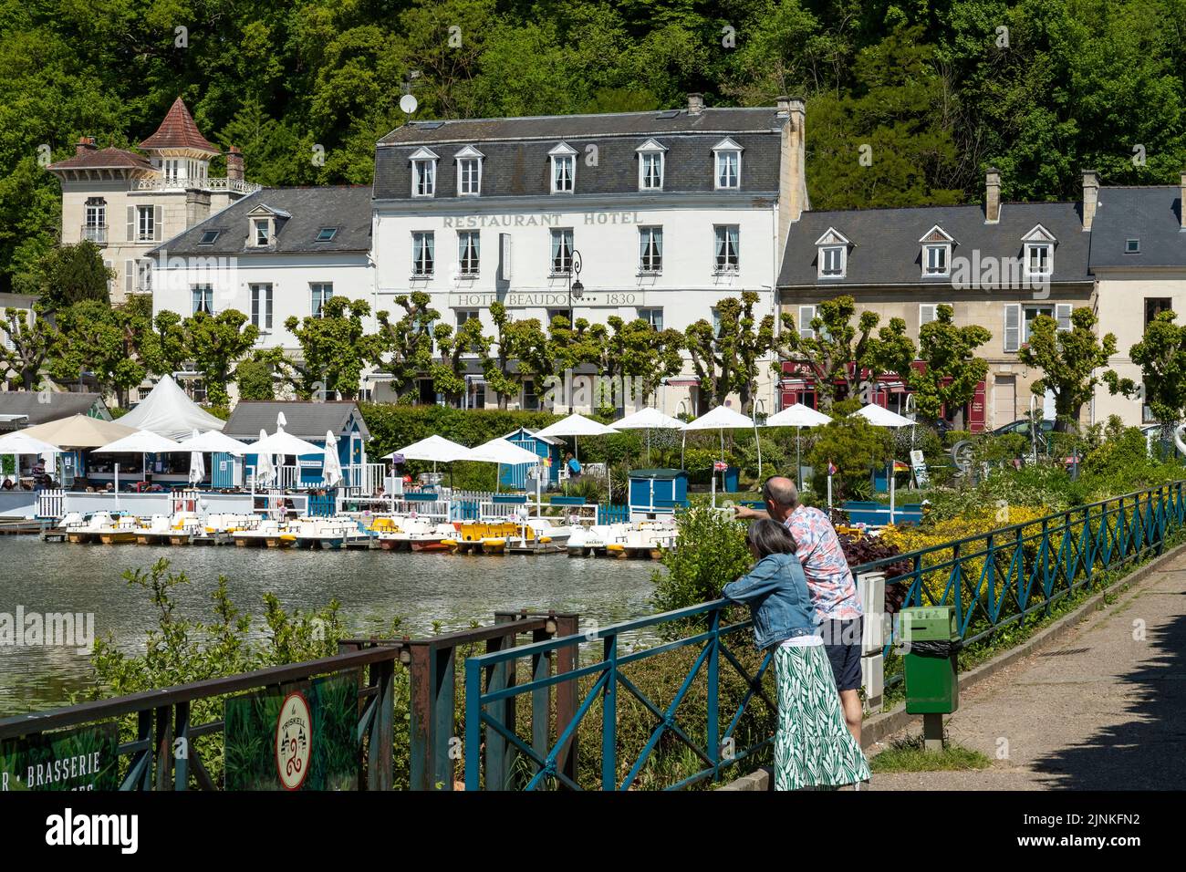 France, Oise, Picardie, Pierrefonds, Pierrefonds lake with coffee