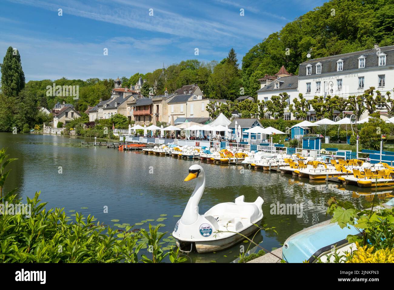 France, Oise, Picardie, Pierrefonds, Pierrefonds lake with coffee terrace and pedal boats rental // France, Oise (60), Picardie, Pierrefonds, lac de P Stock Photo