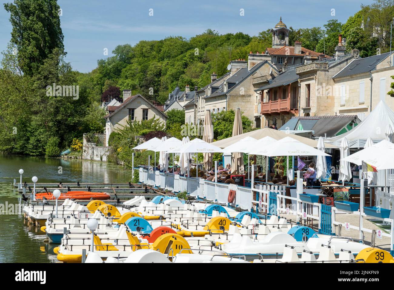 France, Oise, Picardie, Pierrefonds, Pierrefonds lake with coffee terrace and pedal boats rental // France, Oise (60), Picardie, Pierrefonds, lac de P Stock Photo