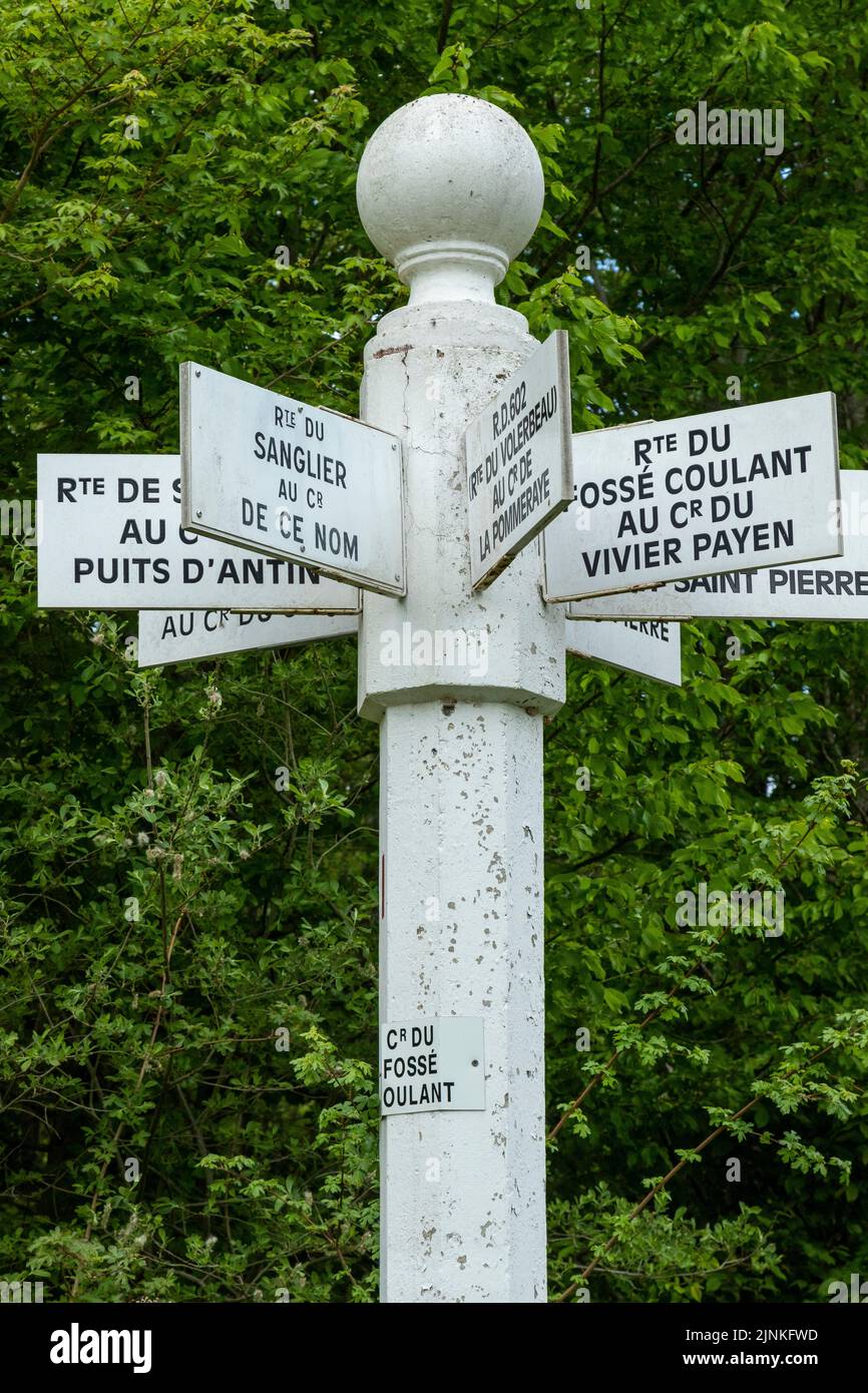 France, Oise, Picardie, Compiegne forest, Vieux Moulin, directional sign in the forest // France, Oise (60), Picardie, forêt de Compiègne, Vieux-Mouli Stock Photo