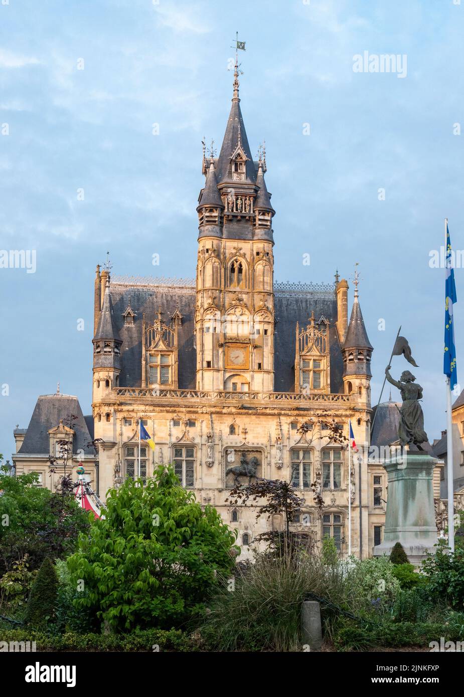 France, Oise, Picardie, Compiegne, town hall, in the foreground a statue of Joan of Arc by Frédéric-Étienne Leroux // France, Oise (60), Picardie, Com Stock Photo