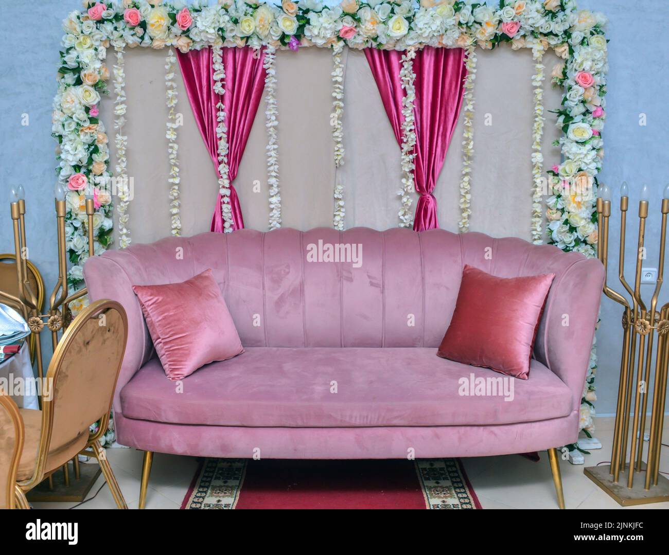 Indian wedding sofa hi-res stock photography and images - Alamy