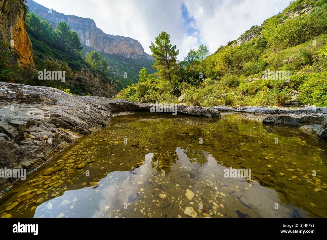 Landscape green lake mountains hi-res stock photography and images - Alamy