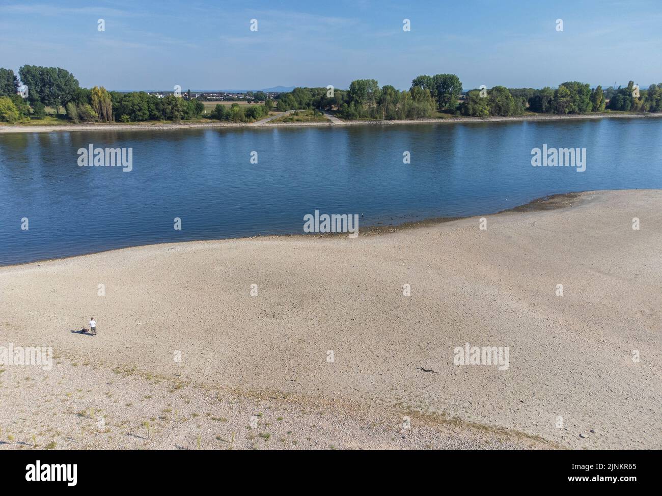 Niedrigwasser am Rhein, im Bild Kšln-SŸrth.   Das Niedrigwasser am Rhein hat schon jetzt Auswirkungen auf die Schifffahrt, so kšnnen die Schubschiffe Stock Photo