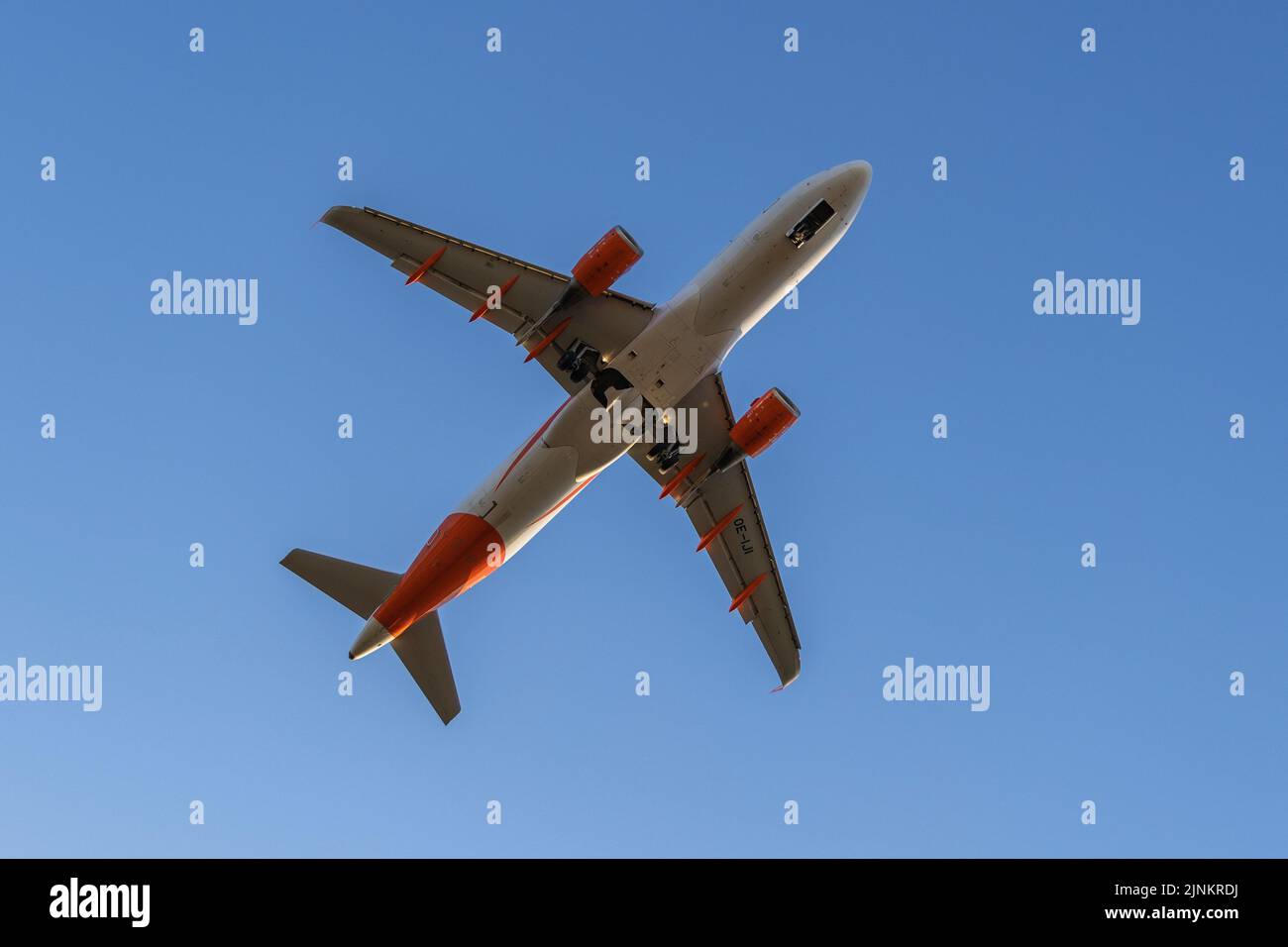 easyJet Airbus A320 registration OEIJI taking off on August 11th 2022