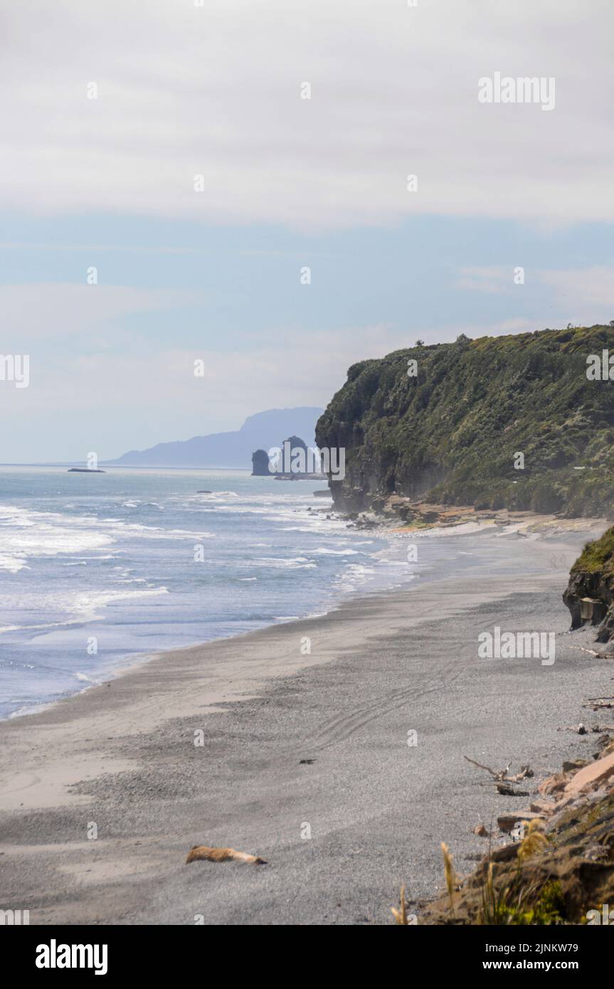 Rapahoe is a black sand/shingle beach located 12 km north on State Highway 6 from Greymouth on the west coast facing the Tasman Sea on the South Island of Stock Photo