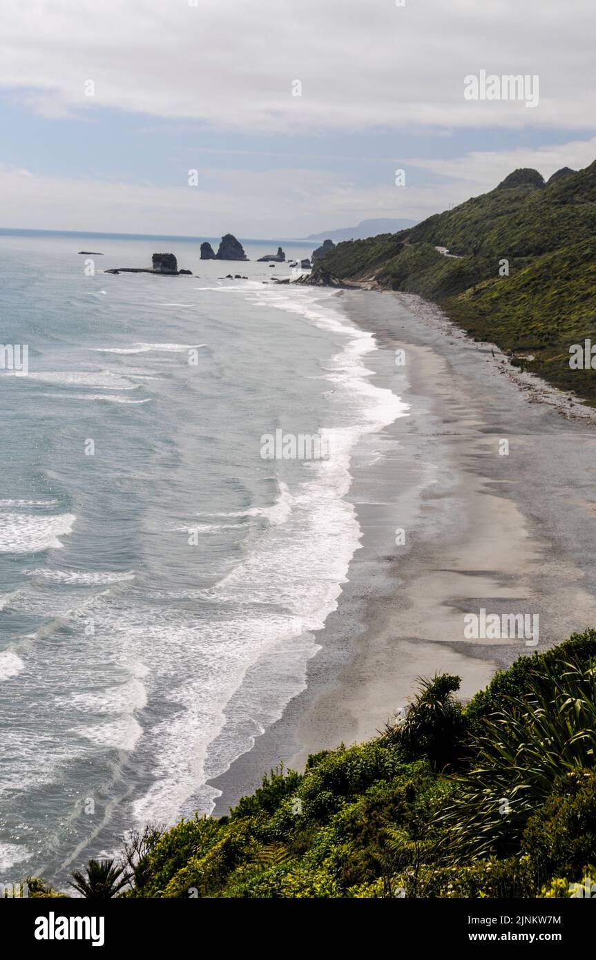 Rapahoe is a black sand/shingle beach located 12 km north on State Highway 6 from Greymouth on the west coast facing the Tasman Sea on the South Island of Stock Photo