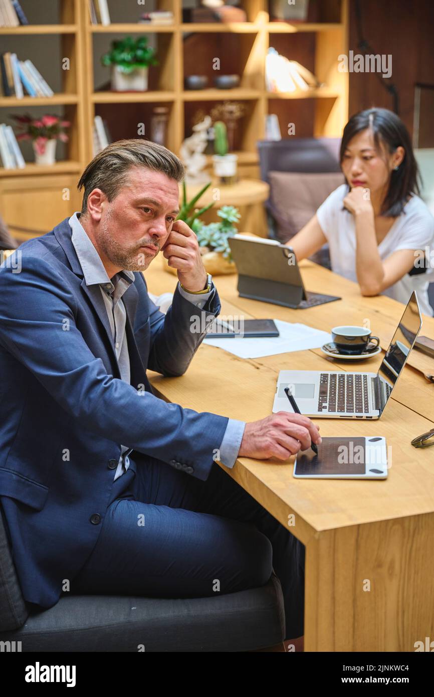 businessman, office, pensive, workplace, digitales schreibgerät, boss, businessmen, executive, executives, leader, leaders, manager, offices, Stock Photo