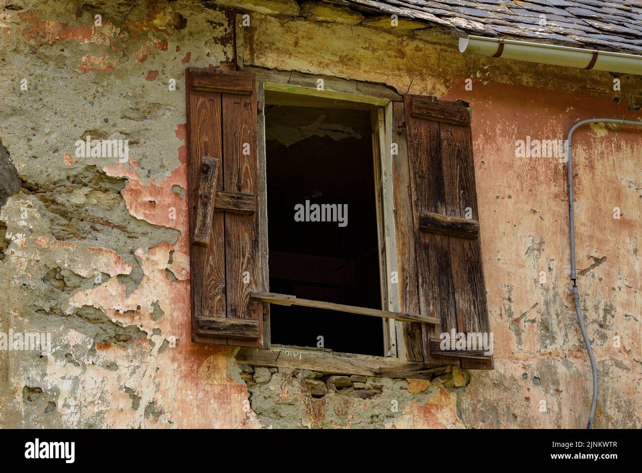 Details of an old house in Les, in the Aran Valley (Lleida, Catalonia, Spain, Pyrenees) ESP: Detalles de una casa antigua en Les, en el Valle de Arán Stock Photo