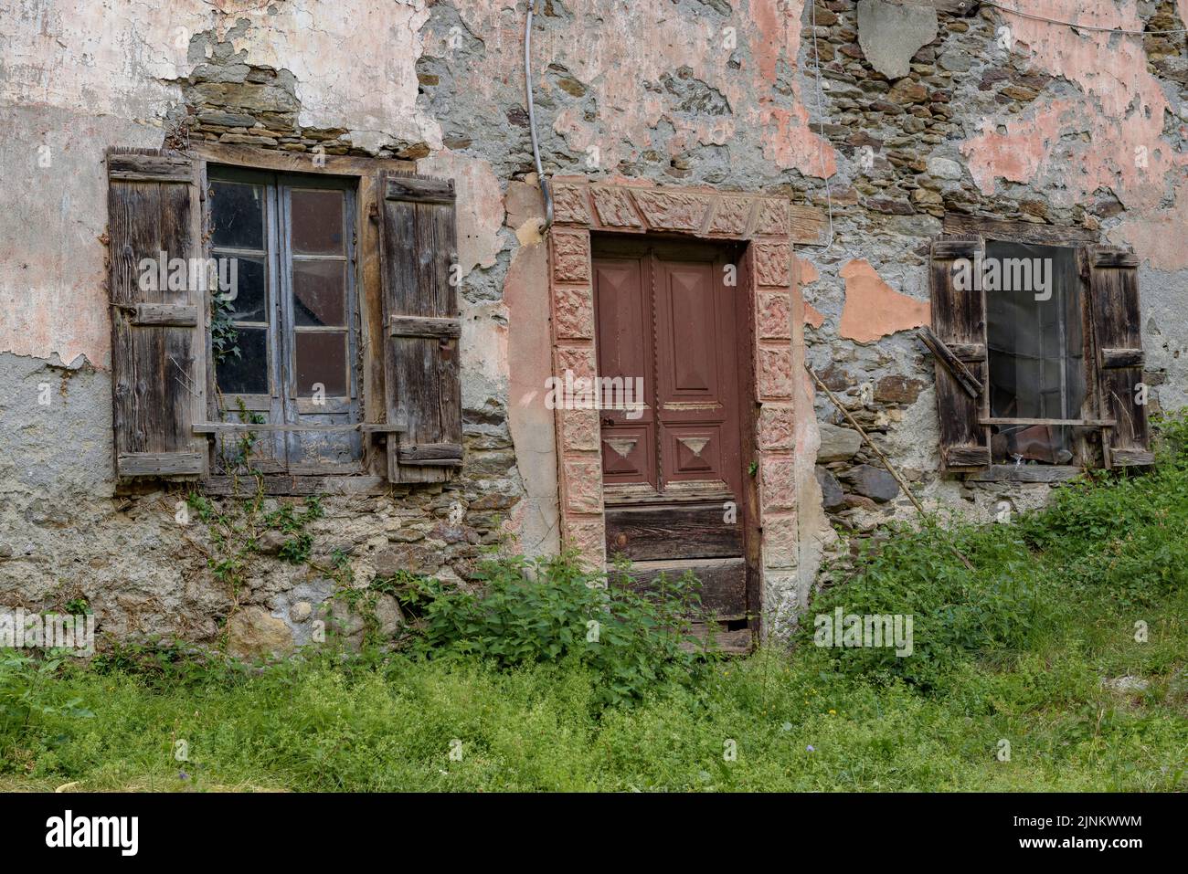 Details of an old house in Les, in the Aran Valley (Lleida, Catalonia, Spain, Pyrenees) ESP: Detalles de una casa antigua en Les, en el Valle de Arán Stock Photo