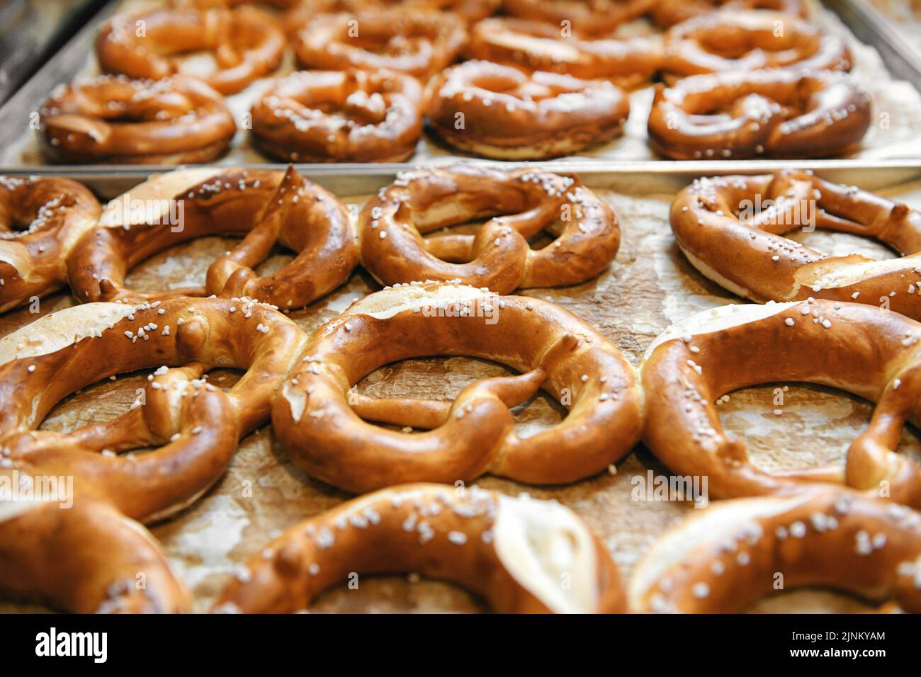 pretzel salt, frischgebacken, pretzel salts Stock Photo Alamy