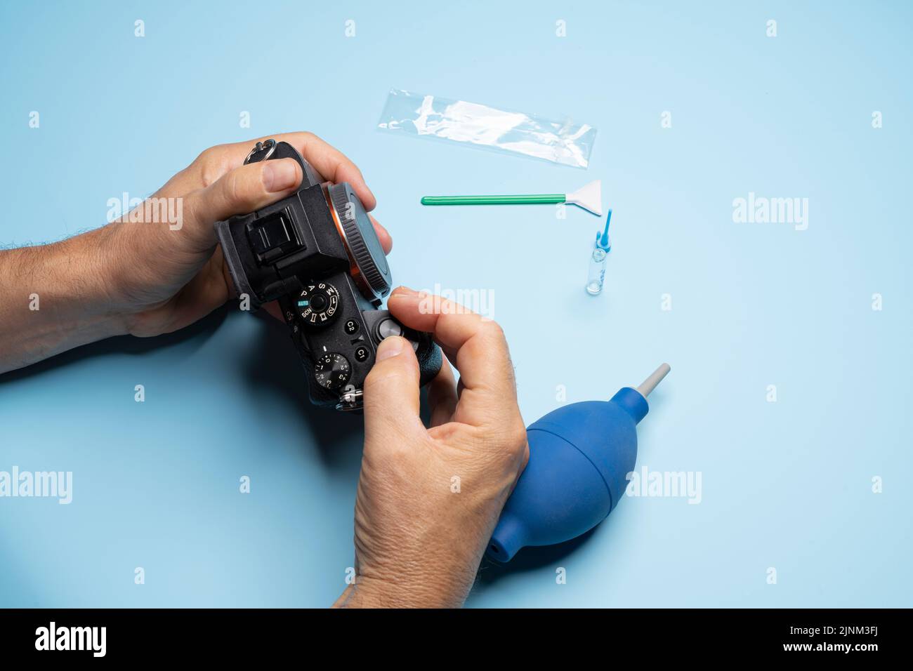Cleaning the sensor of a mirrorless camera (Steps 1 to 8). Step 2: Turn