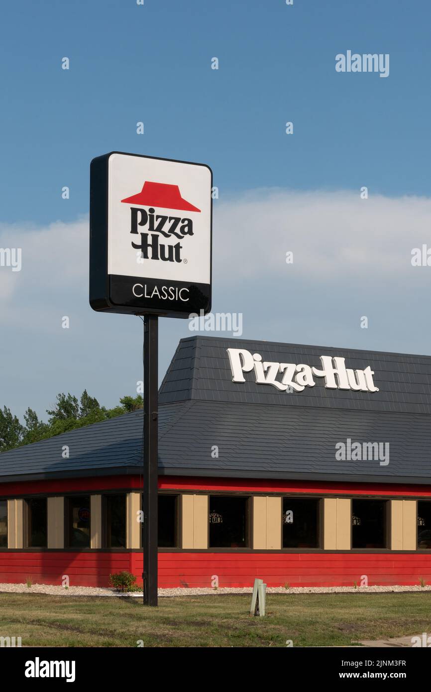 MORRIS, MN, USA - JULY 9, 2022: Pizza Hut resturant exterior and trademark logo sign. Stock Photo
