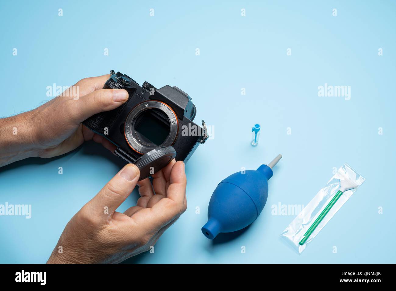 Cleaning the sensor of a mirrorless camera (Steps 1 to 8). Step 3 Open