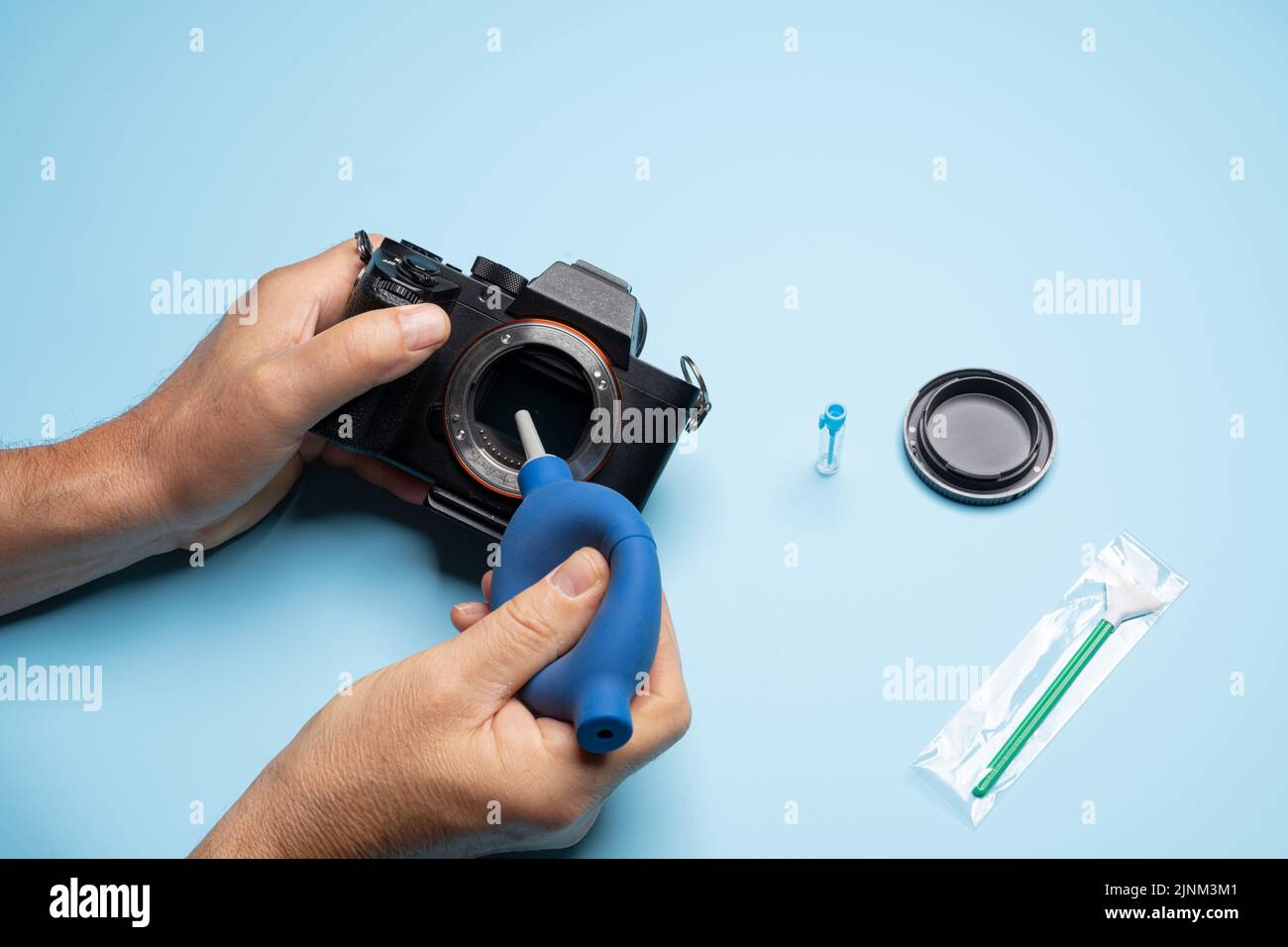 Cleaning the sensor of a mirrorless camera (Steps 1 to 8). Step 4 Blow