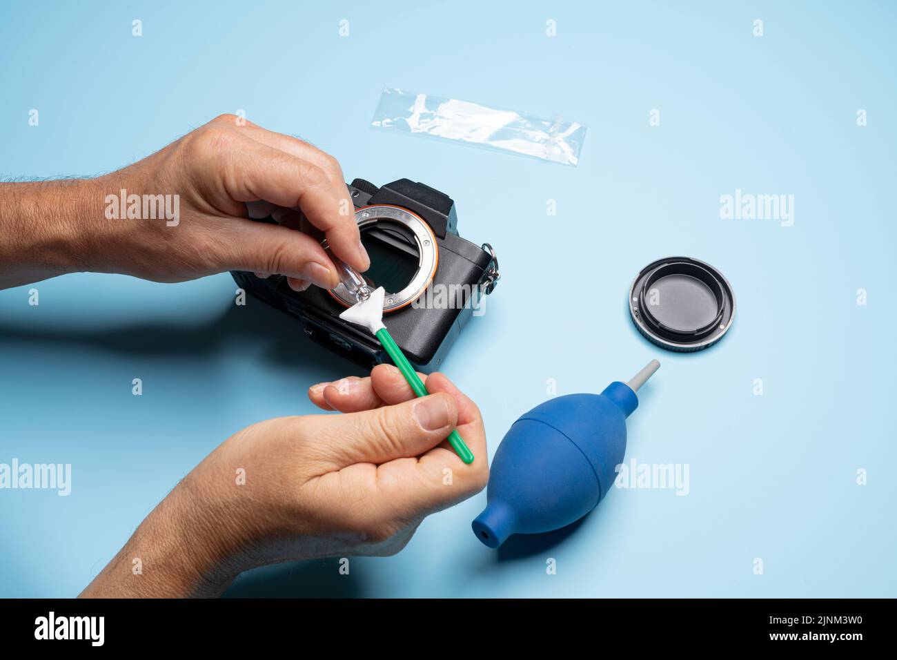 Cleaning the sensor of a mirrorless camera (Steps 1 to 8). Step 6