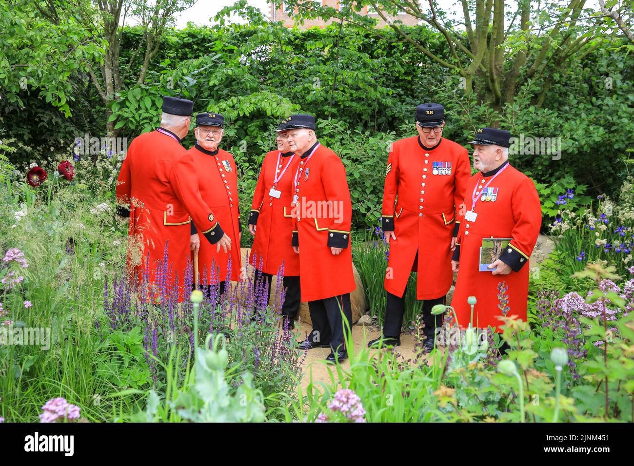 Chelsea Pensioners pose in one of the gardens, Chelsea Flower Show Press day 2022 Stock Photo