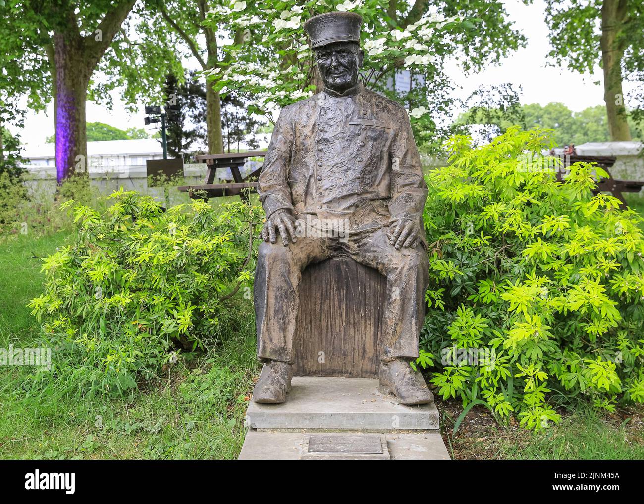 'Chelsea Pensioner' statue by Dr Mary Catterall, Ranelagh Gardens, The Royal Hospital Chelsea, London, England Stock Photo