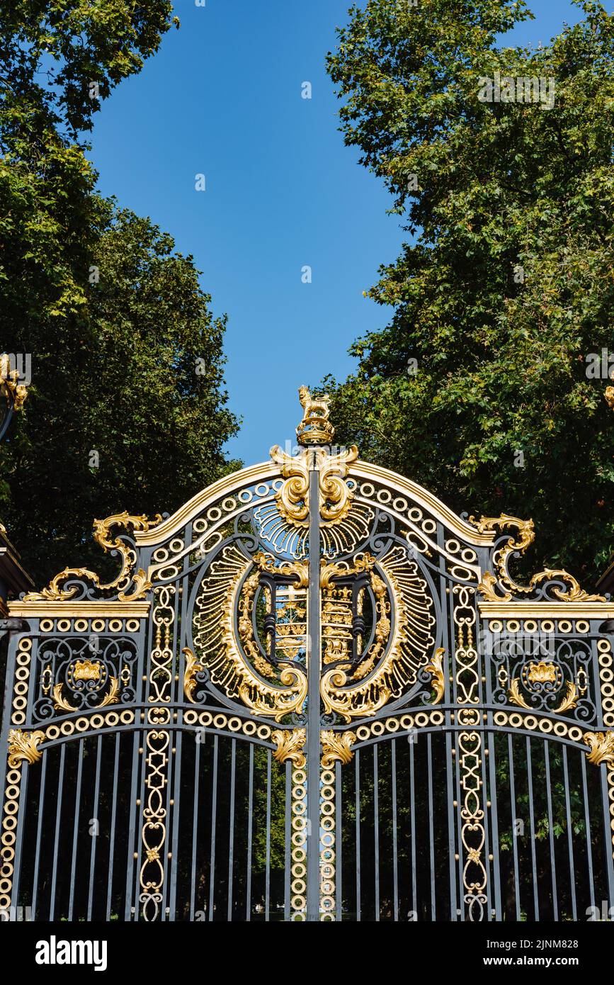 Canada Gate, part of the Queen Victoria Memorial scheme, is a ceremonial gateway between Green Park & Constitution Hill, adjacent to Buckingham Palace Stock Photo