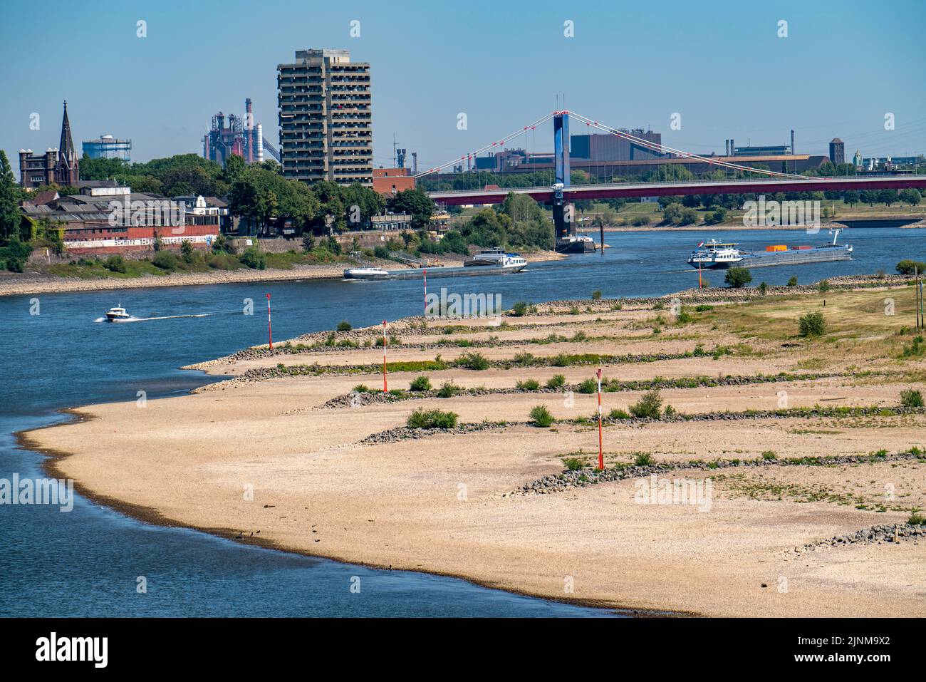 Rhine near Duisburg, extremely low water, Rhine level at 168 cm, tendency falling, after the long drought the right bank of the Rhine, near Duisburg-N Stock Photo