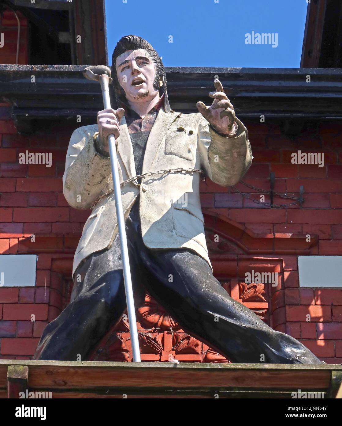 Elvis Presley statue, Railway Hotel, Pillory St, Nantwich, Cheshire, England, UK, CW5 5SS Stock Photo