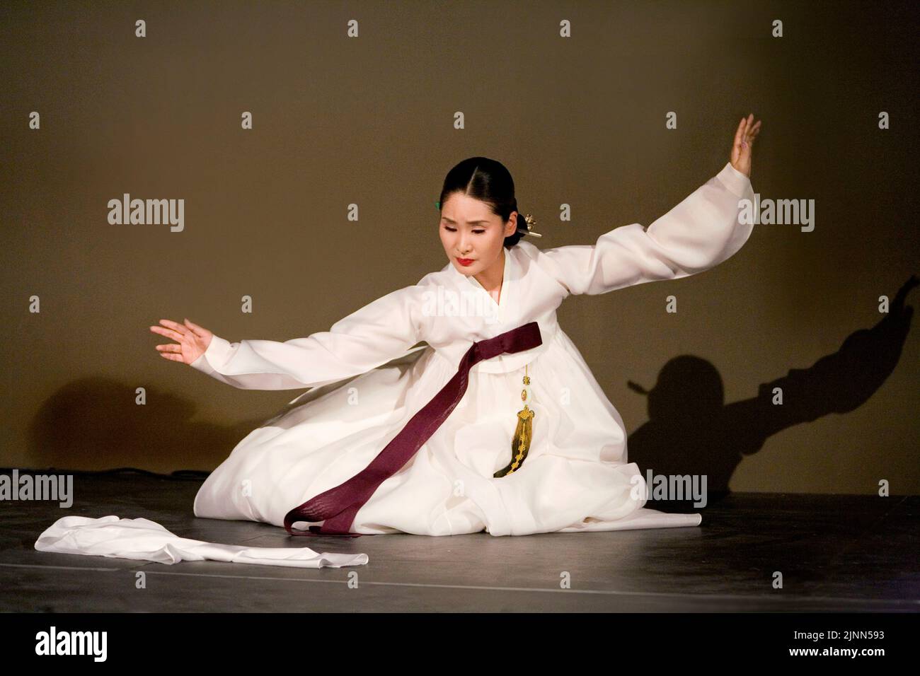 Korean folk dancer Stock Photo - Alamy