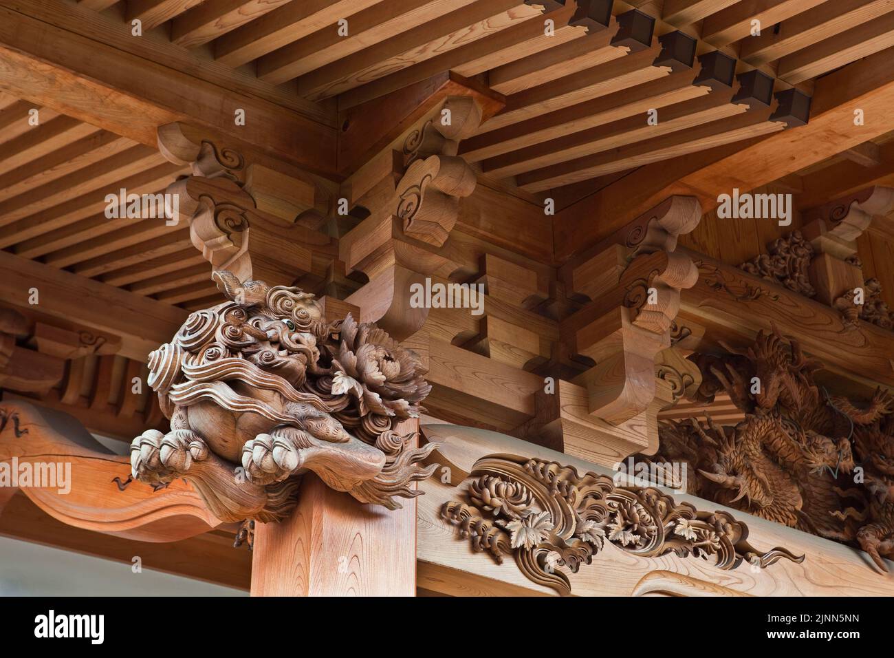 Intricate wood carving support columns Hongakuji Temple Ontakesan Tokyo ...