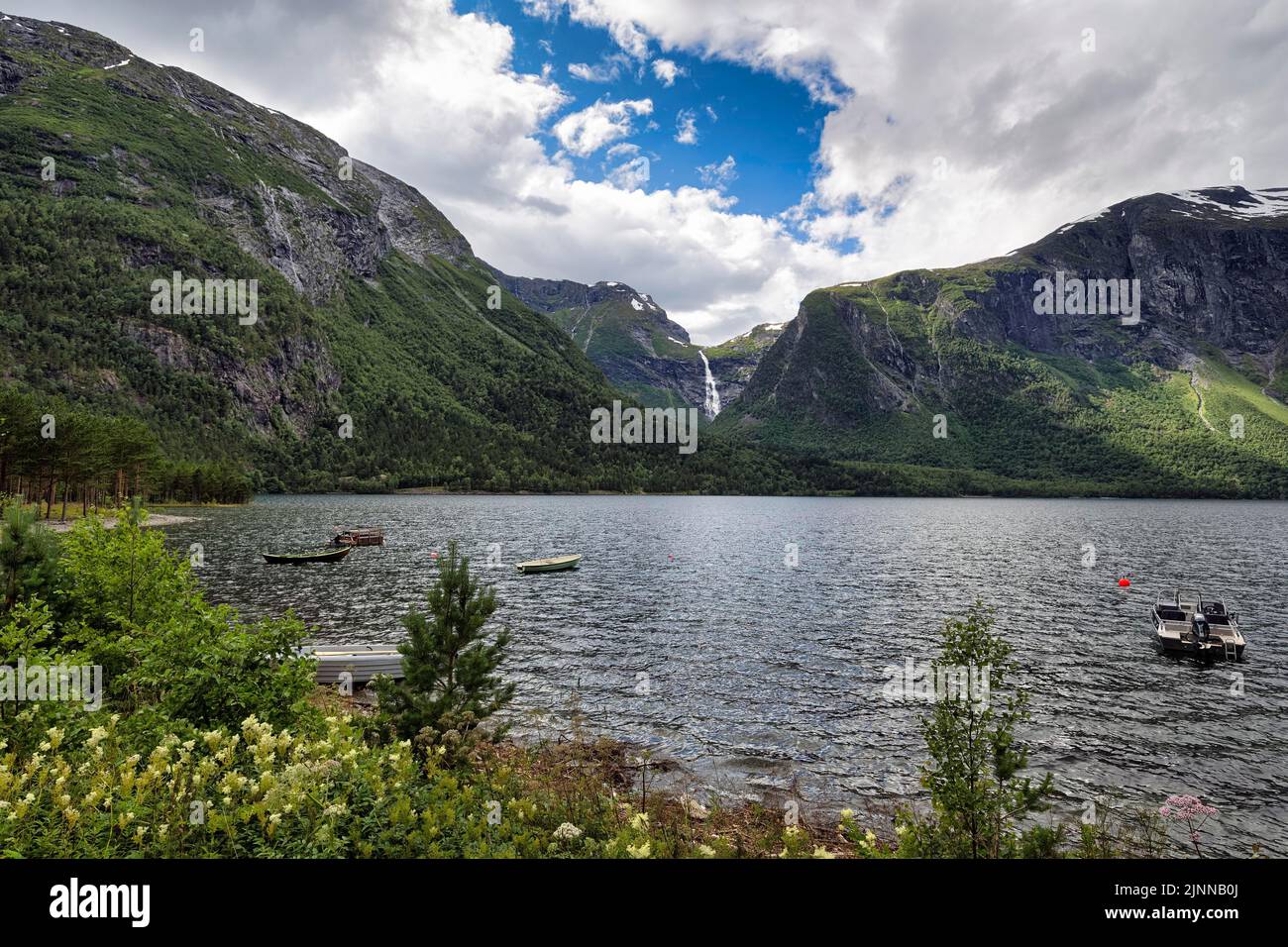 Lake Eikesdal, Eikesdalvatnet with view of the waterfall Mardalsfossen, Mardola, Eikesdal, Eikesdalen, Molde, More og Romdal, Norway Stock Photo