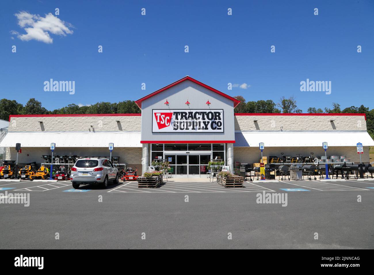 Tractor supply exterior hires stock photography and images Alamy