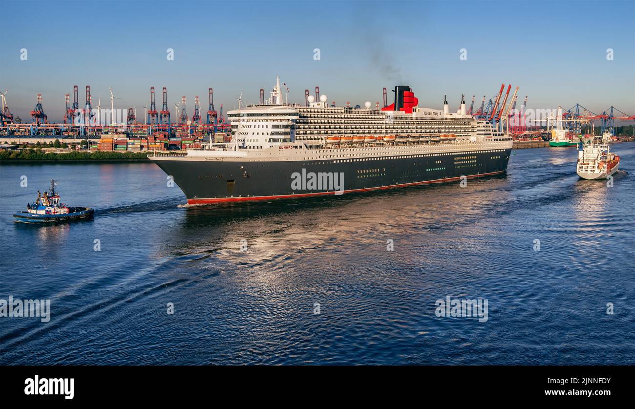 Cruise ship, transatlantic liner Queen Mary 2 on the Elbe in the port