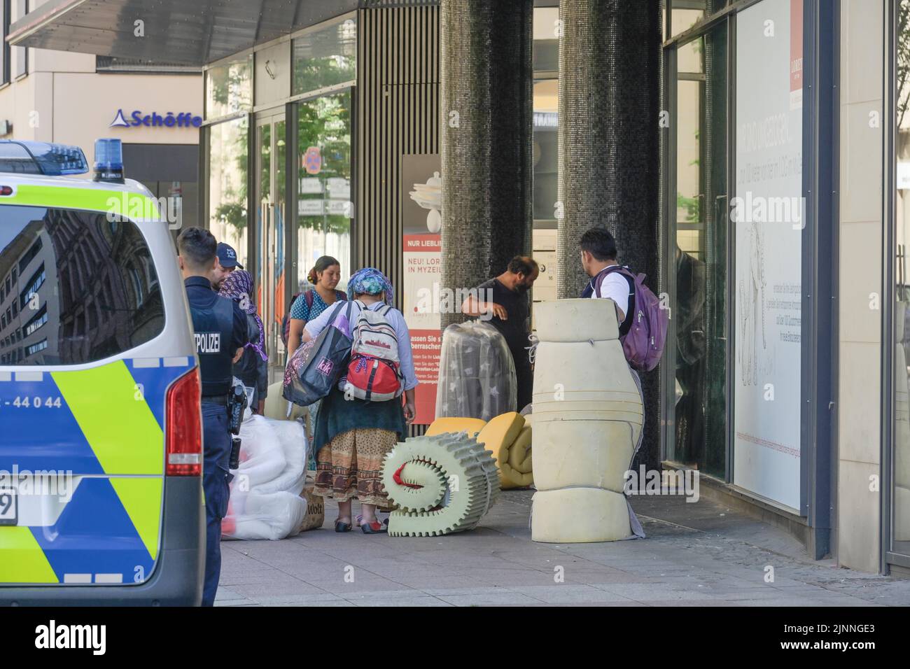 Police clear homeless people's sleeping camps, Schillerstrasse, Frankfurt am Main, Hesse, Germany Stock Photo