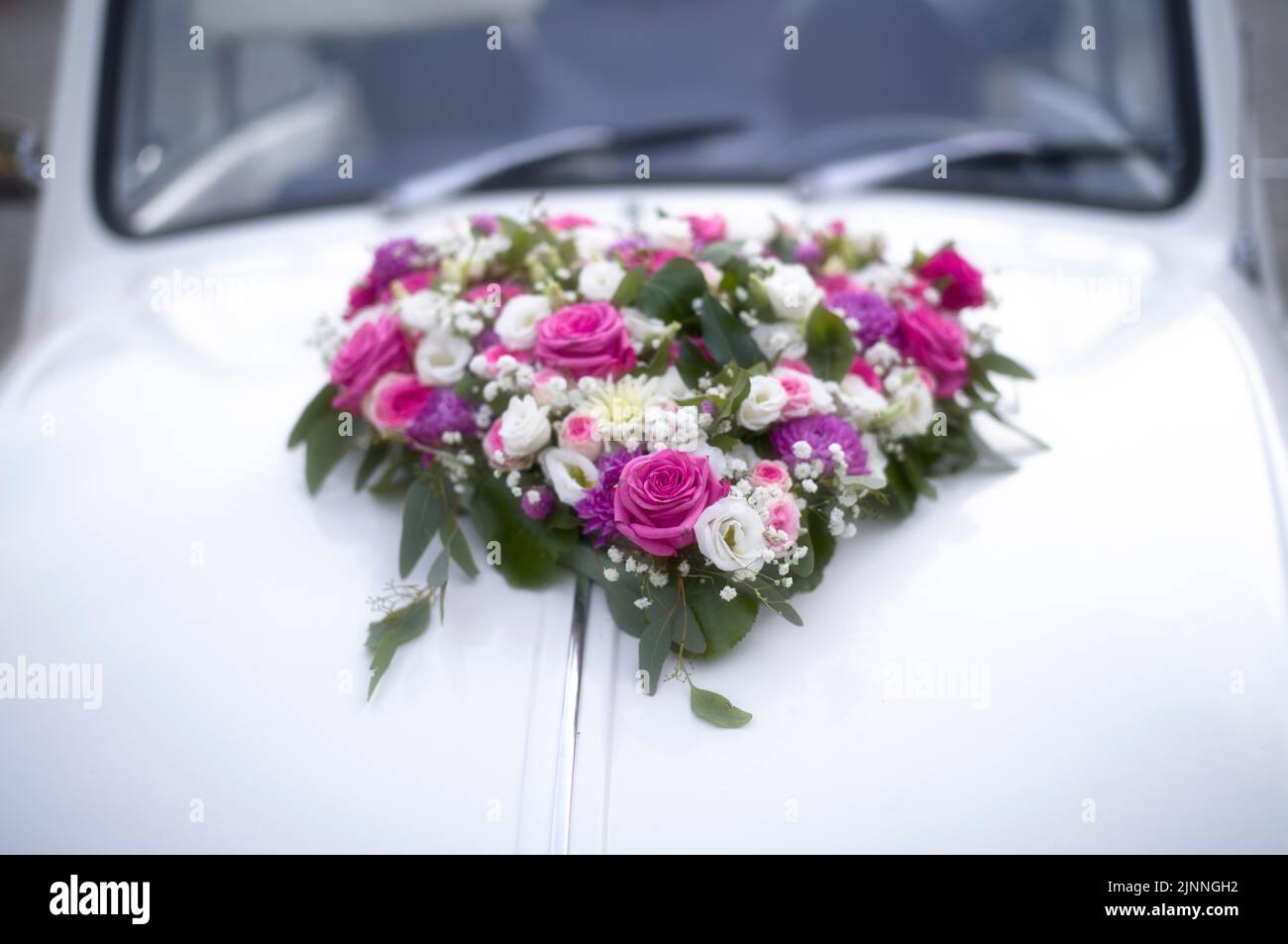 Flower heart, flower decoration on decorated wedding car, bridal car. VW Beetle 1302 convertible, white, classic car, vintage, Oestrich-Winkel Stock Photo