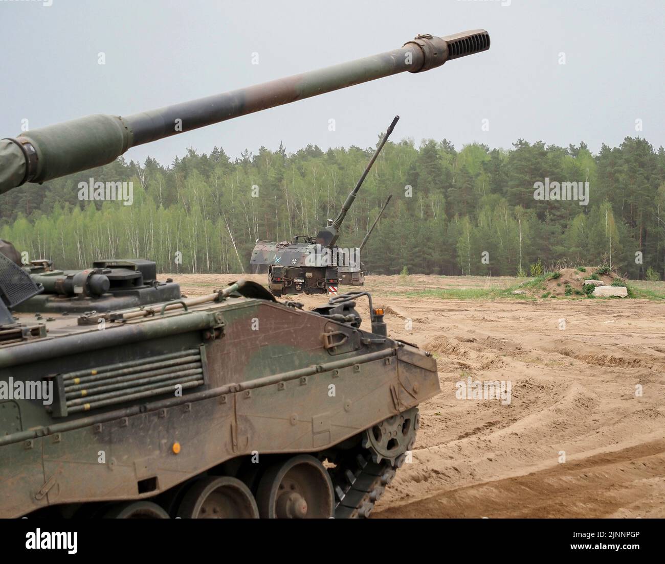 Rukla, Litauen. 11th May, 2022. Panzerhaubitze 2000 of the Bundeswehr in the exercise - Iron Wolf - the NATO battle group in Rukla in Lithuania. Credit: dpa/Alamy Live News Stock Photo