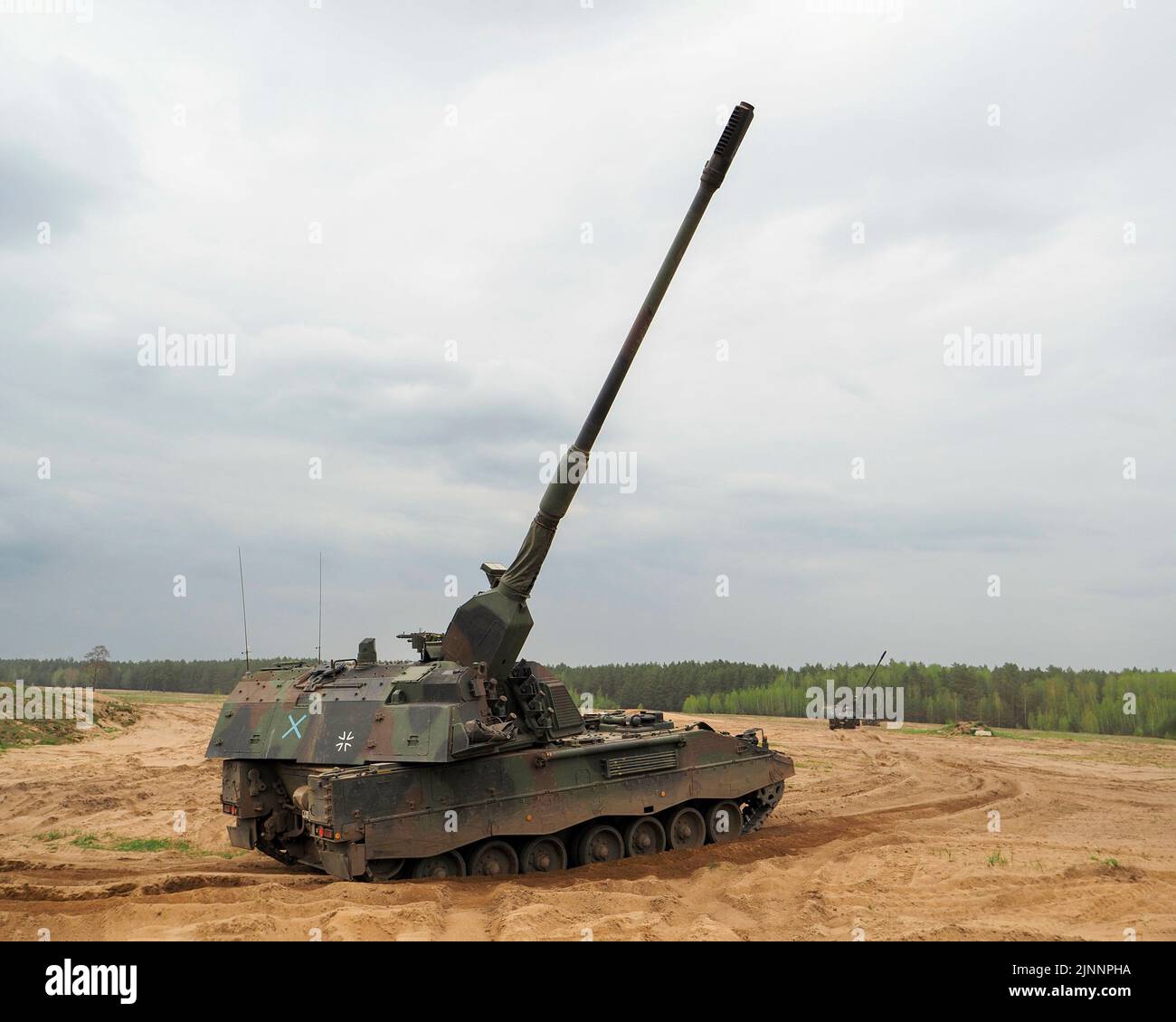 Rukla, Litauen. 11th May, 2022. Panzerhaubitze 2000 of the Bundeswehr in the exercise - Iron Wolf - the NATO battle group in Rukla in Lithuania. Credit: dpa/Alamy Live News Stock Photo