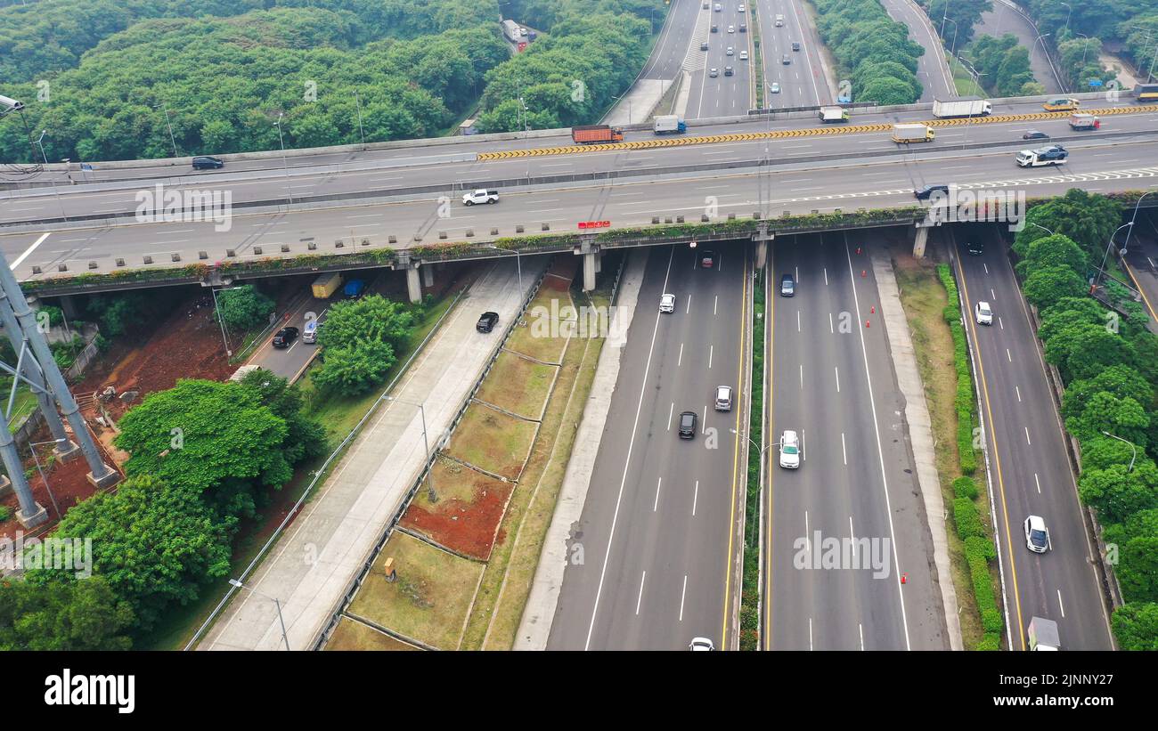 Road system. Road interchanges. Multilevel highways. The movement of