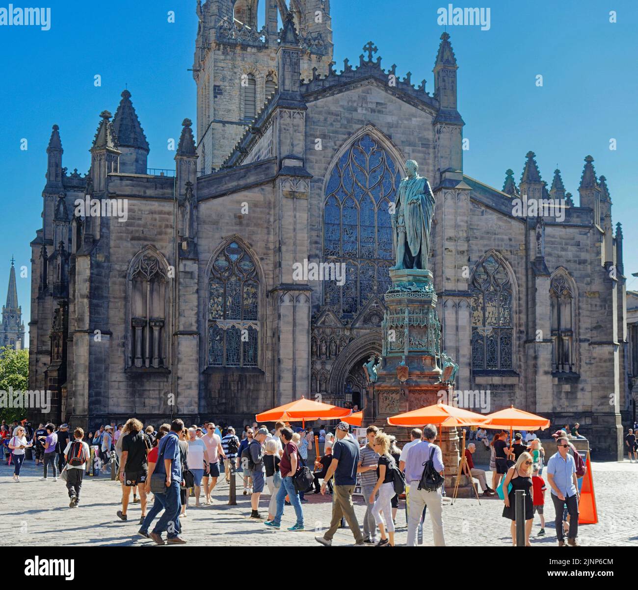 Edinburgh, Scotland, August 11, 2022 Festival Fringe Royal Mile the statue of the Duke of Buccleuch and a crowd of people outside St Giles Cathedral Stock Photo