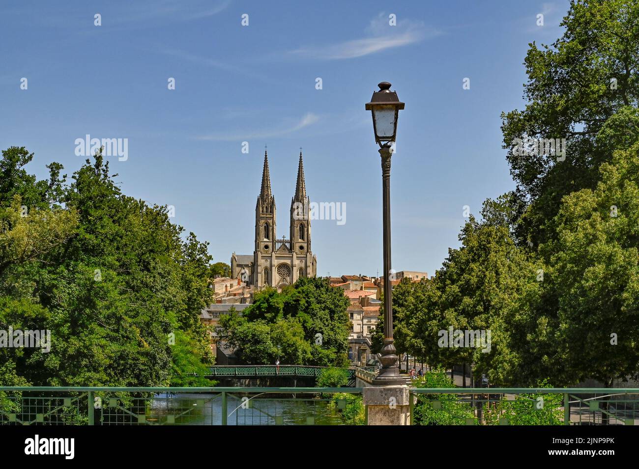 The church église Sainte-André in the old centre of Niort, France, and  the banks of the river Sèvre Niortaise. Stock Photo