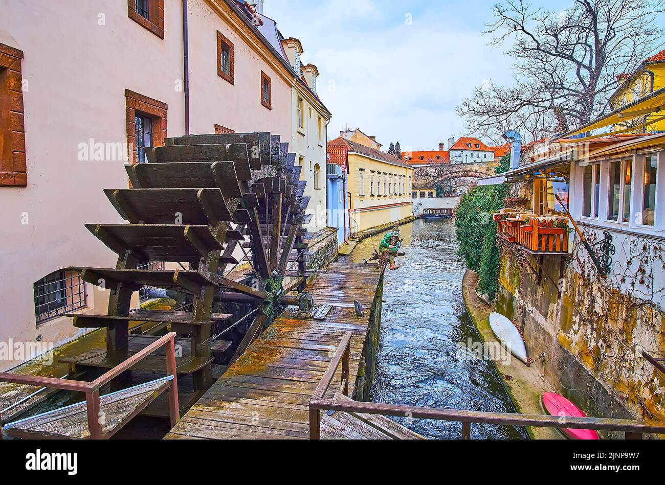 The wooden wheel of Smeltery Mill on the Devil's Canal, lined with historic housing, Mala Strana (Lesser Quarter), Lesser Quarter, Prague, Czech Repub Stock Photo