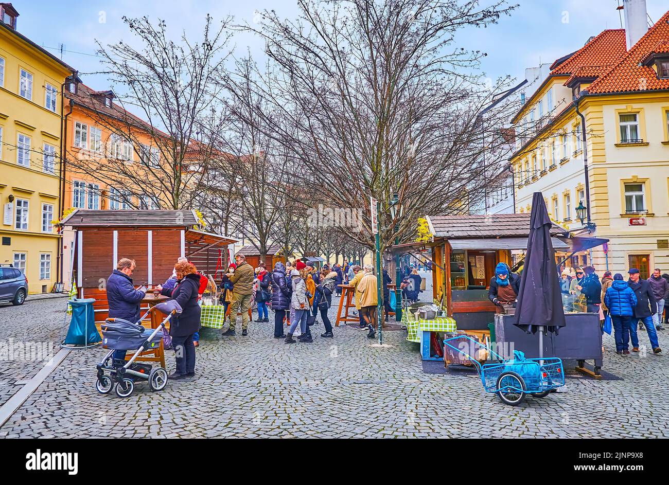 PRAGUE, CZECH REPUBLIC - MARCH 6, 2022: The crowded alley at the stalls of food market on Na Kampe Street of the Lesser Quarter, on March 6 in Prague Stock Photo