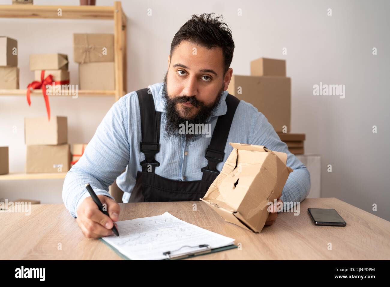 Checklist packing hi res stock photography and images alamy